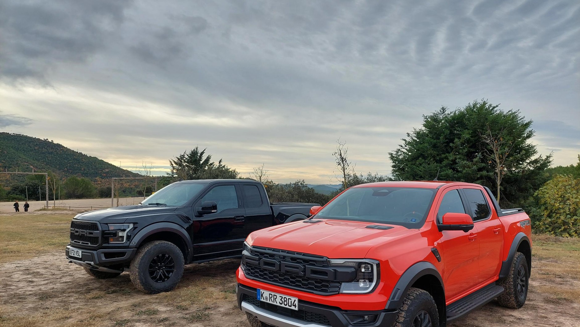 Ford Ranger Raptor grill nawiązujący do większego amerykańskiego brata – modelu F 150.