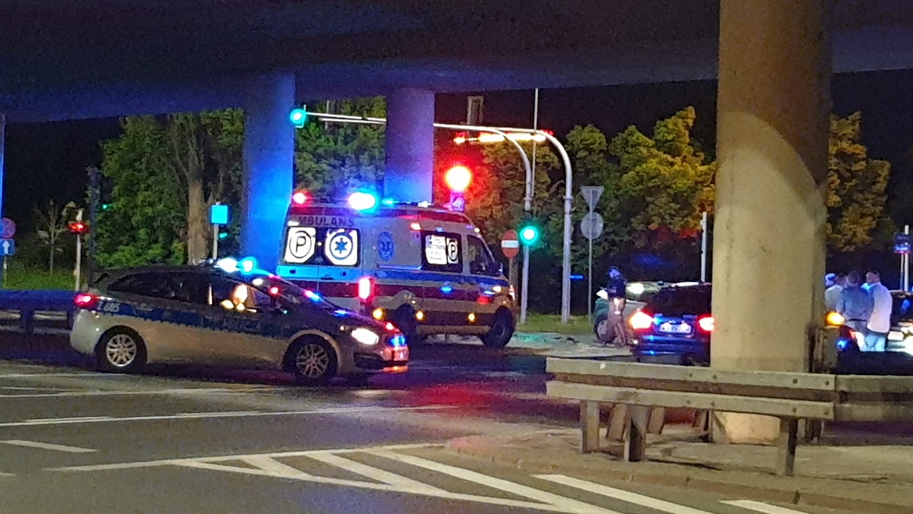 Pijany uciekał przed policją. Zderzył się z nieoznakowanym radiowozem i taksówką