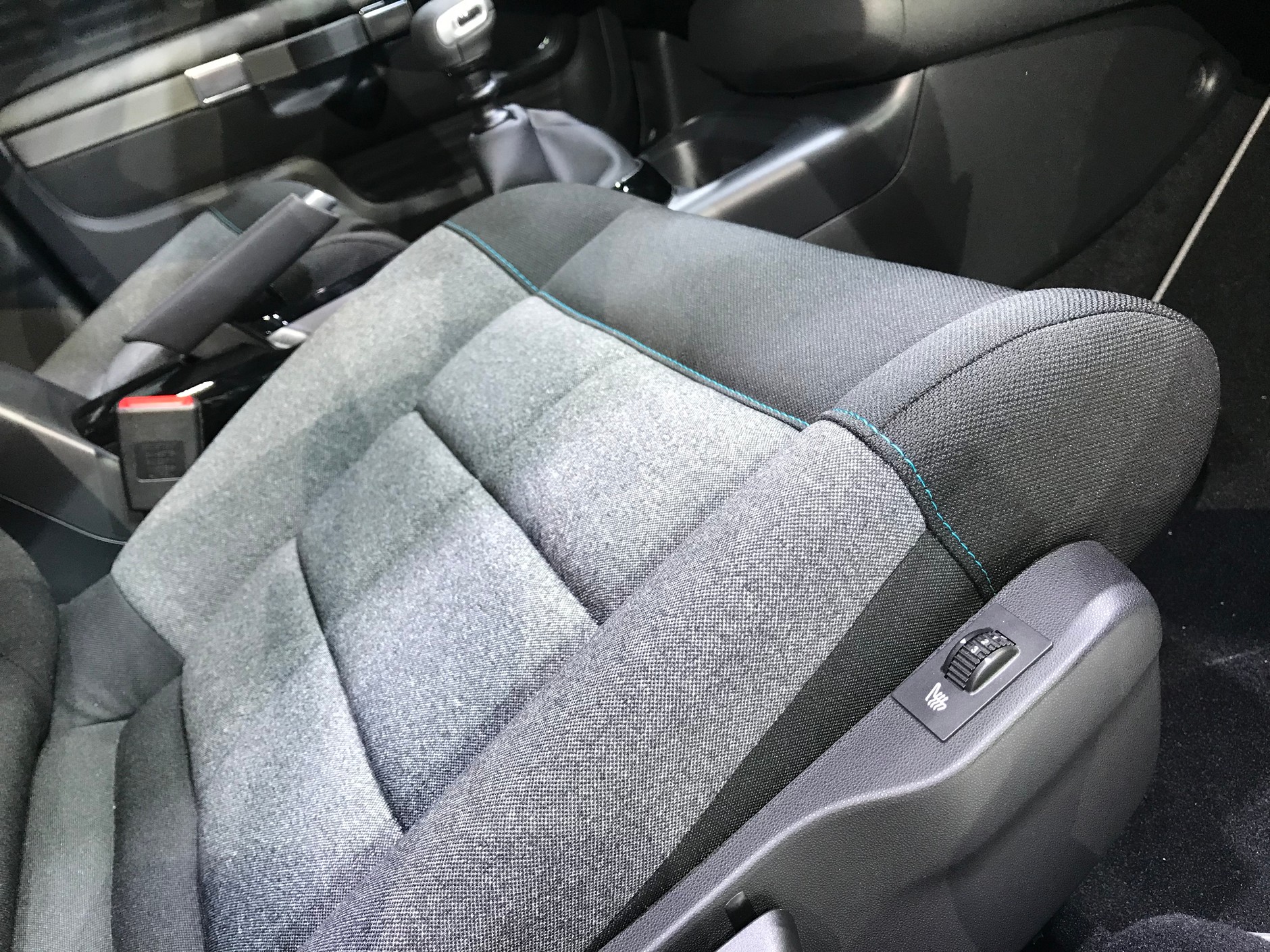 Siedzisko jest wygodne. Czuć jednak przeszycia. Nie ma efektu zapadania się głęboko jak w starych Citroenach. Citroen C4 Cactus