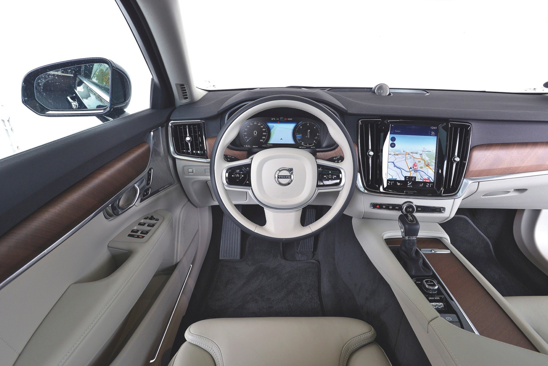 Porównanie: Mercedes E220d kontra Volvo V90 D4