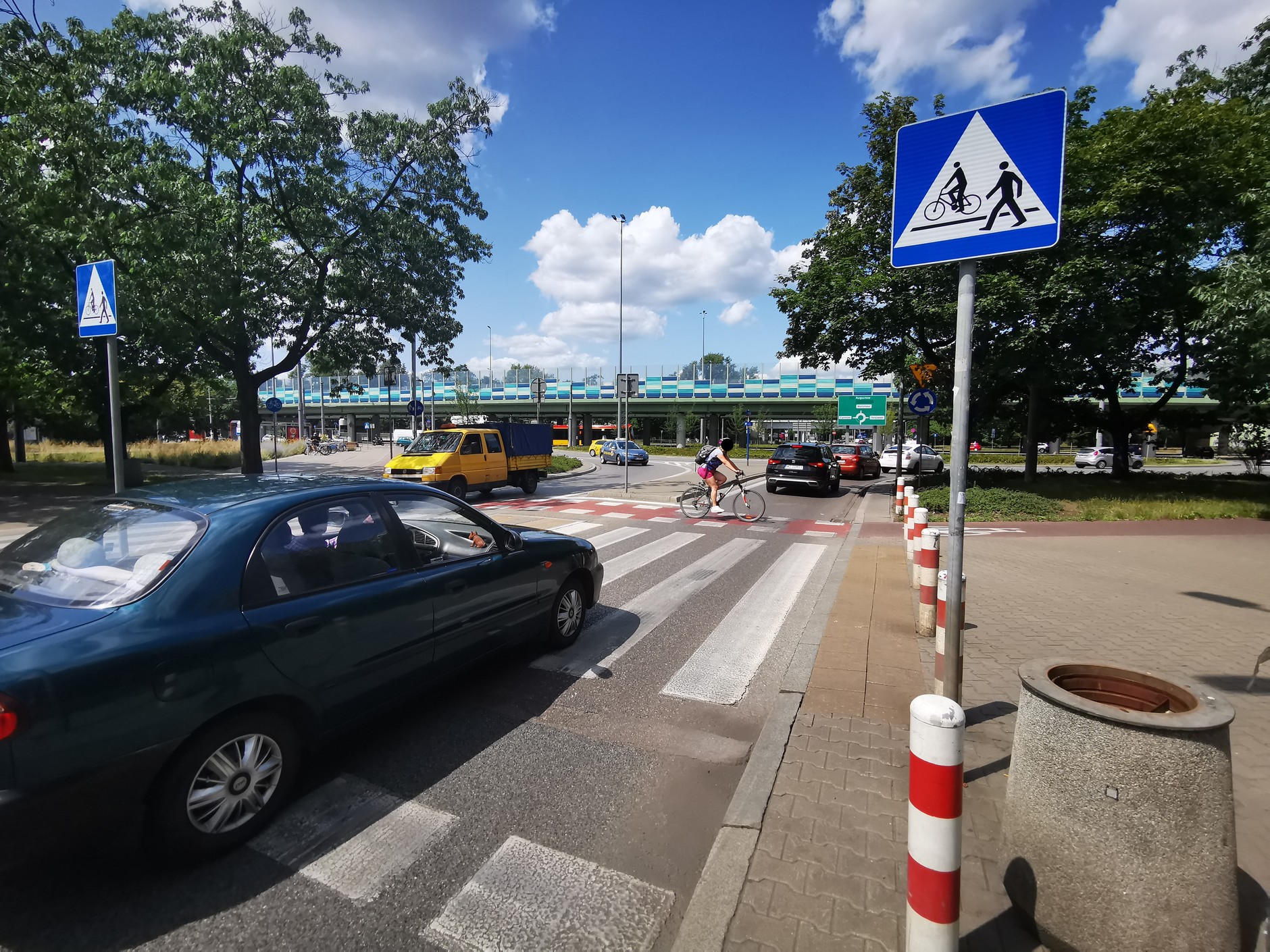 Rowerzysta na przejeździe dla rowerów