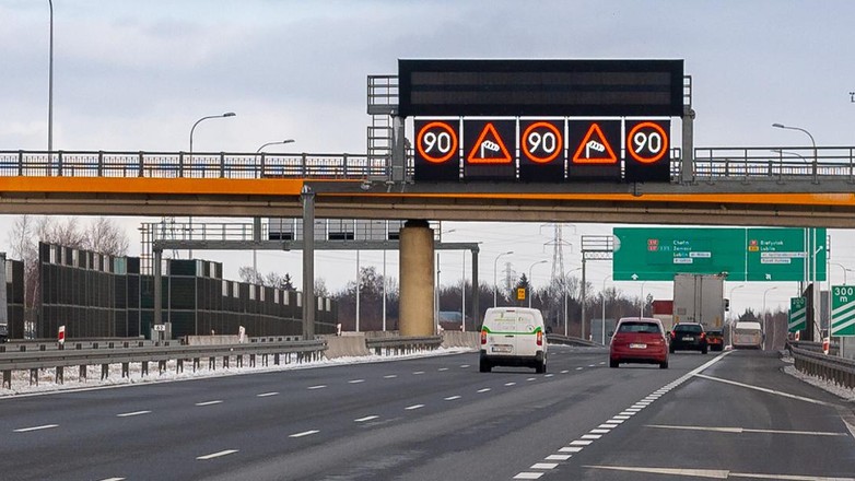 Dynamiczne znaki drogowe pełnią ważną funkcję w zapewnieniu bezpieczeństwa kierowców.