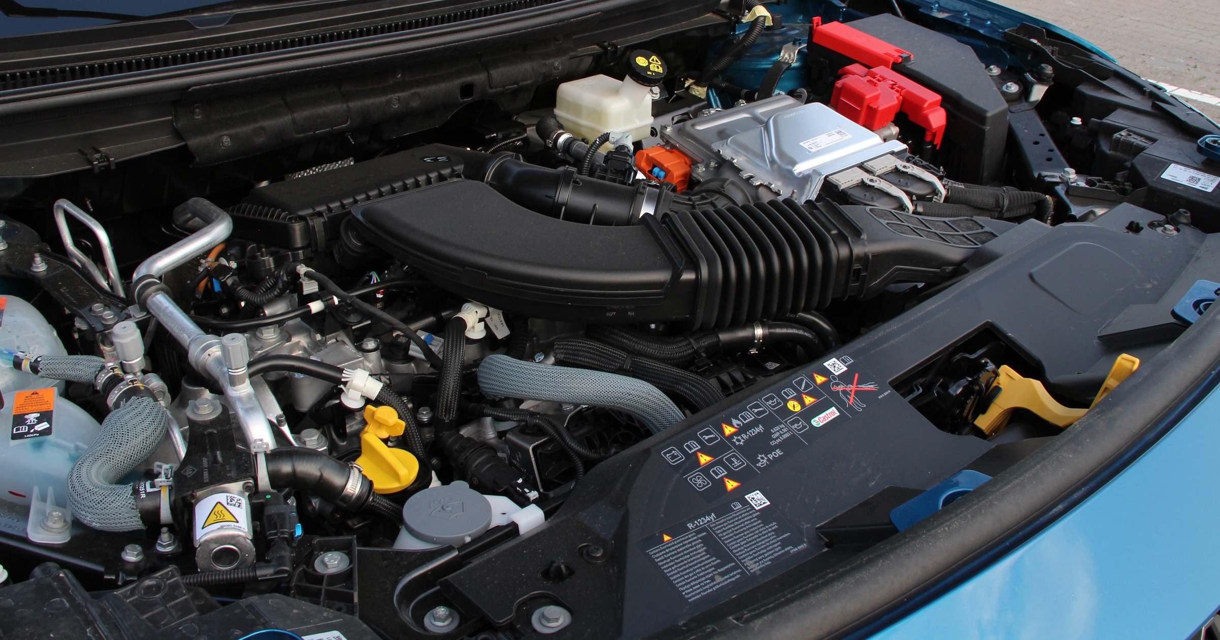 Samochód z pełnym napędem hybrydowym