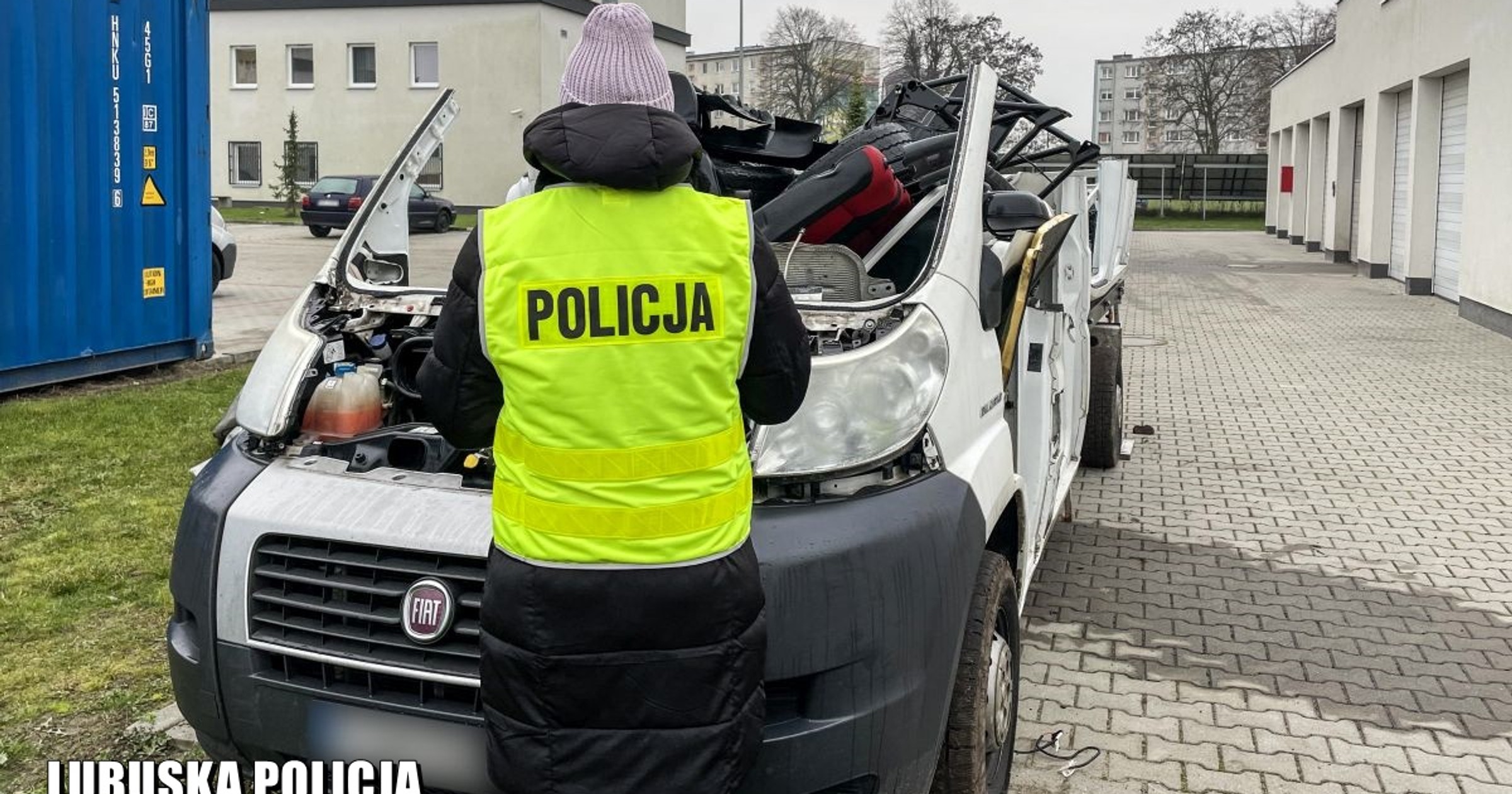Złodzieje wpadli w "dziupli". Rozkręcali skradzione auto