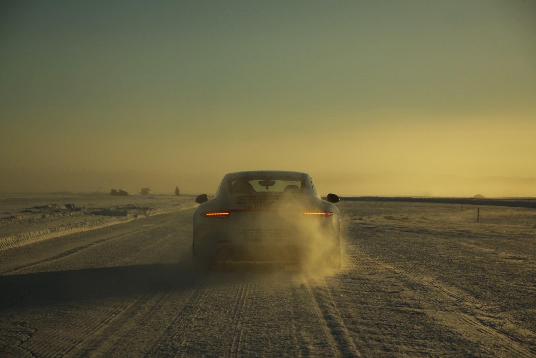 Porsche na zamarzniętym jeziorze