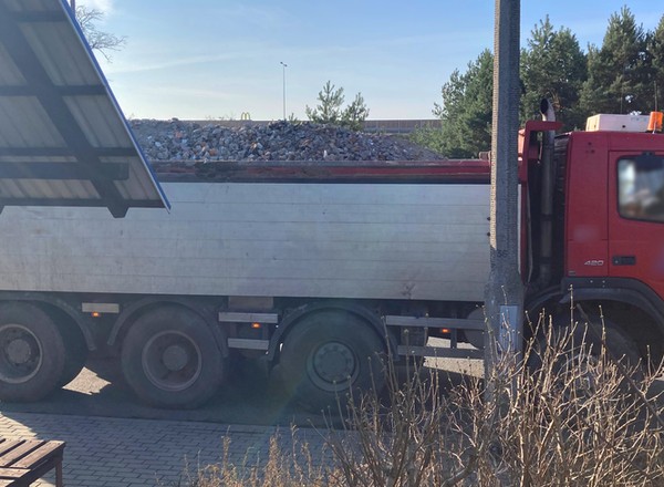 Wiózł ciężarówką o 13 ton za dużo gruzu. Pojazd był cięższy niż TIR
