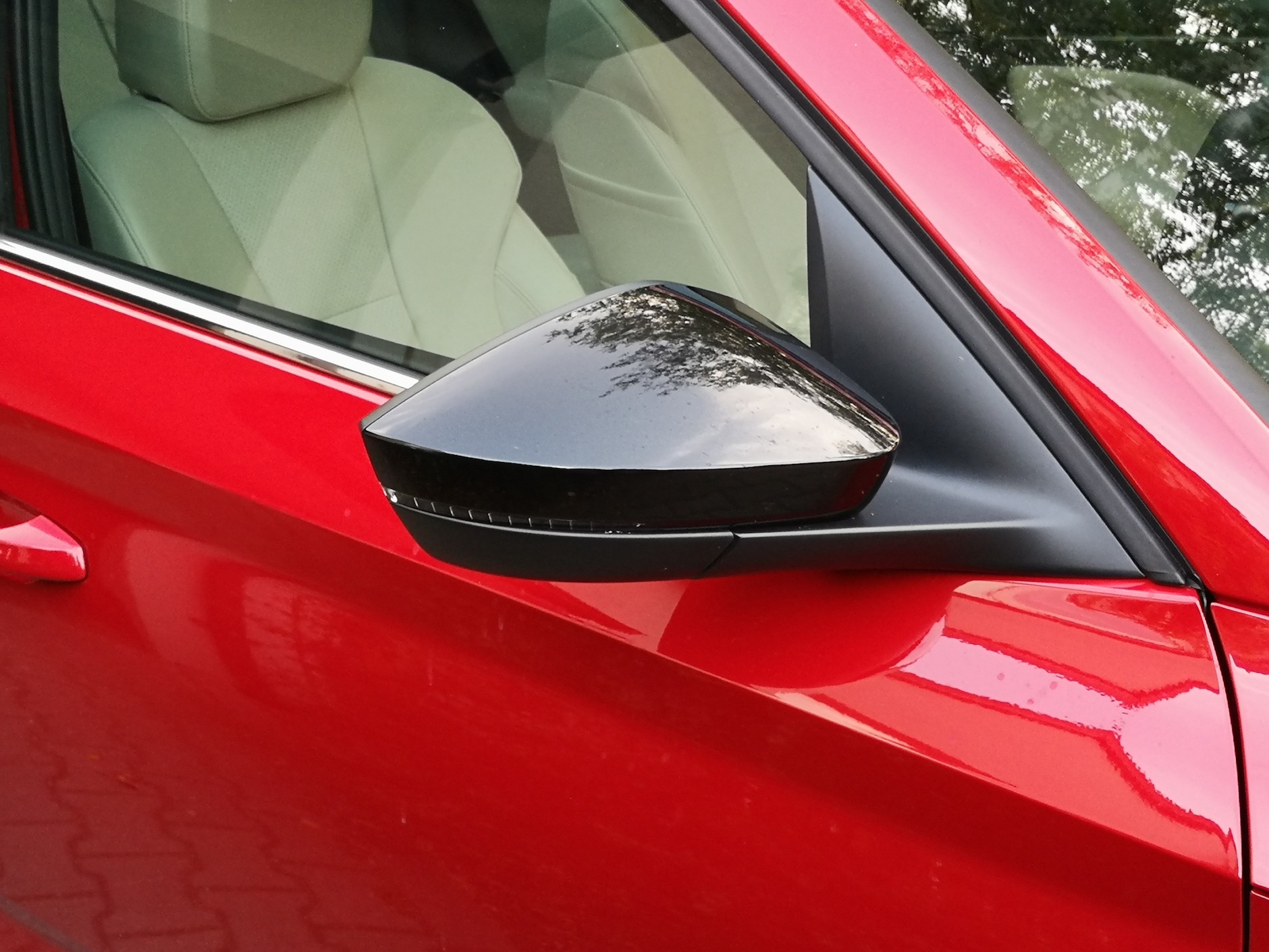 Skoda Scala Style 1.5 TSI: czarne lusterka to element dużego pakietu upięksającego za ponad 6 tys. zł