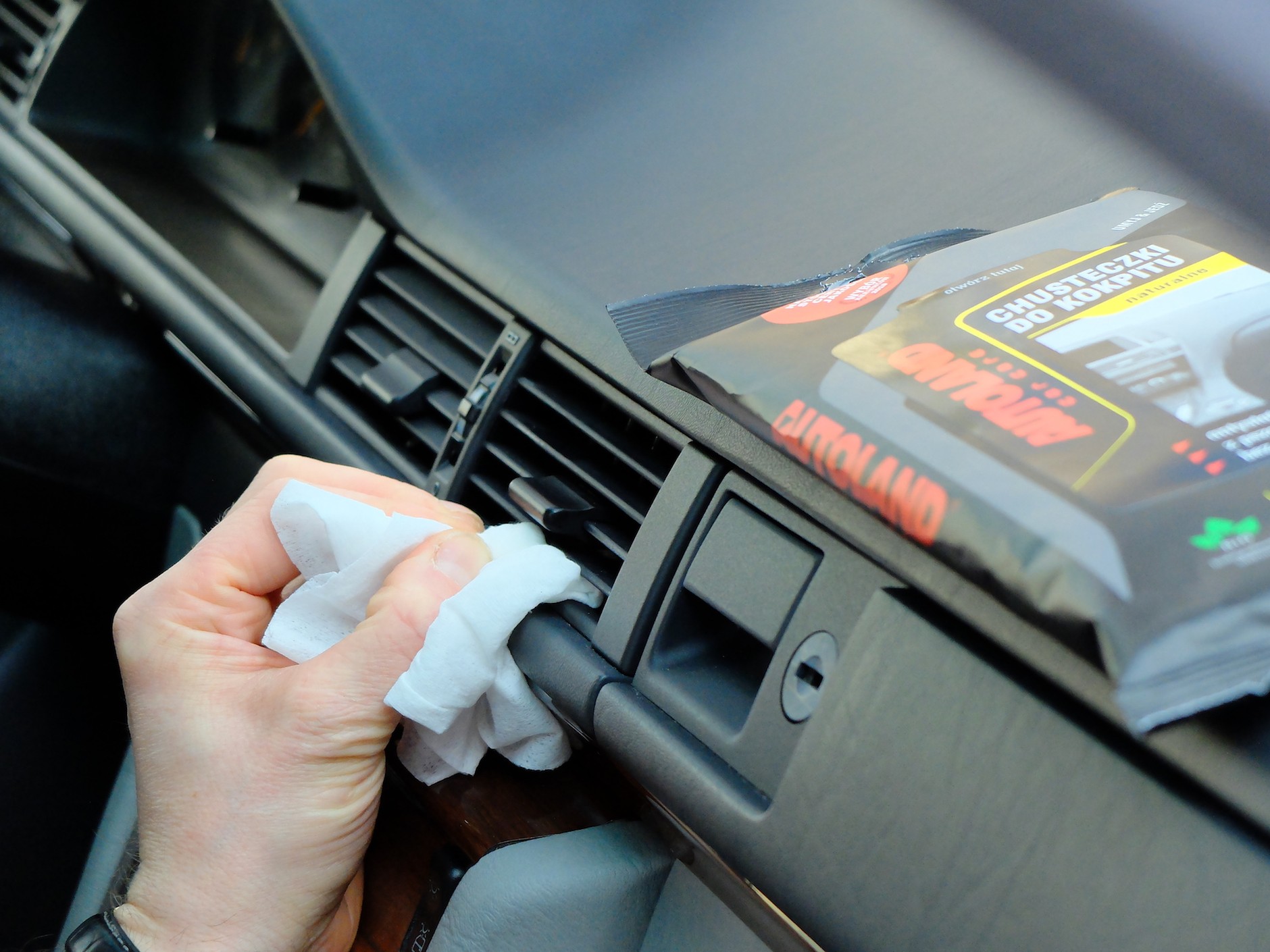 Do czyszczenia zakamarków przydadzą się chusteczki nasączone płynem czyszczącym do kokpitu oraz np. patyczki kosmetyczne