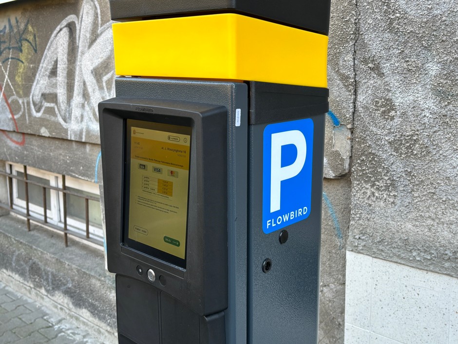 Na warszawskie ulice trafiły nowe modele parkomatów. To zdjęcie przedstawia jedno z takich urządzeń