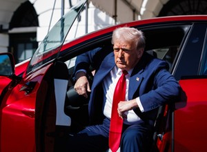 Ustawka pod Białym Domem. Donald Trump pomaga ratować Teslę