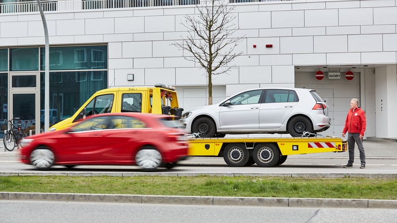 Zepsuty samochód na lawecie