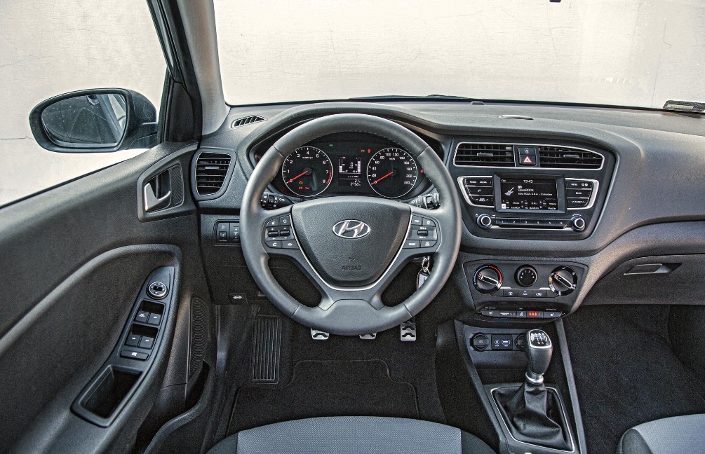 Typowy kokpit koreańskiego auta segmentu B, czyli dobre ergonomia i obsługa, a do tego dość przeciętne materiały