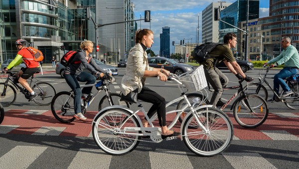 Rząd znalazł sposób na walkę z wykluczeniem komunikacyjnym. Polacy na rowery