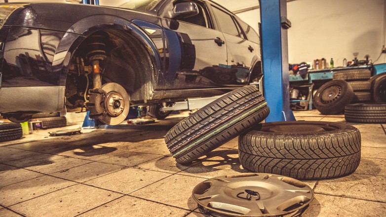Wizyta w warsztacie i wymiana opon może uchronić kierowcę przed poważnymi konsekwencjami