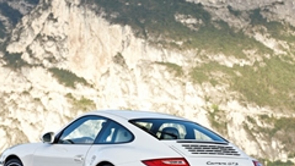 Porsche 911 Carrera GTS wjeżdża między dwa modele