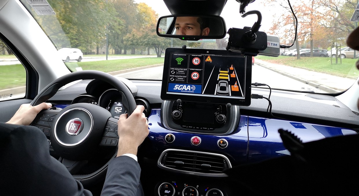 Łączność 5G w samochodzie - po co to komu?