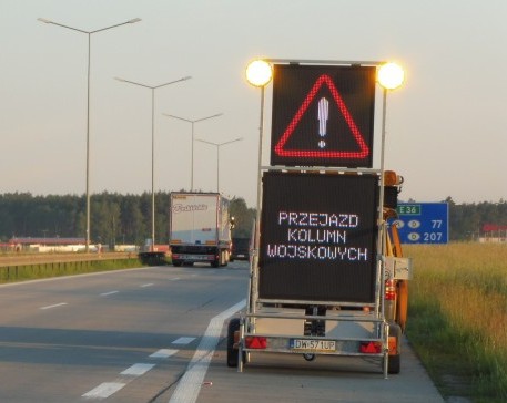 Przejazd kolumny wojskowej