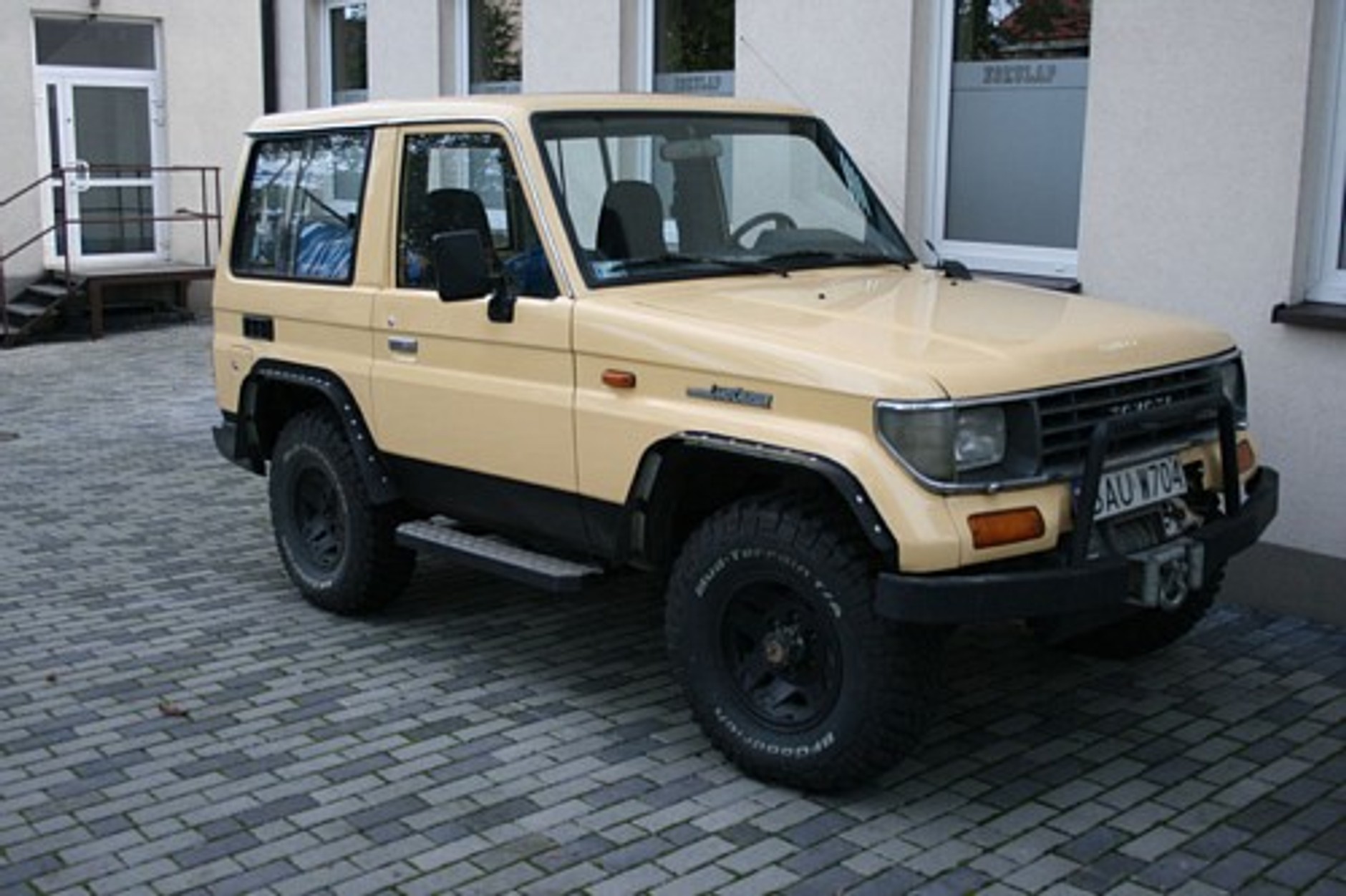 Nadwozie pod ochroną: Zabezpieczenie nadwozia i wnętrza powłoką polimerową