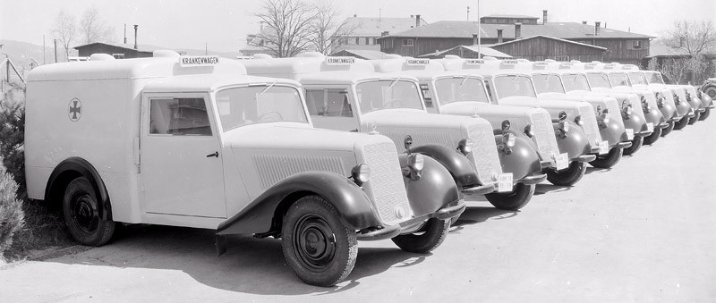 Mercedes-Benz E: historia gwiazdy klasy średniej wyższej (250 fotografii)