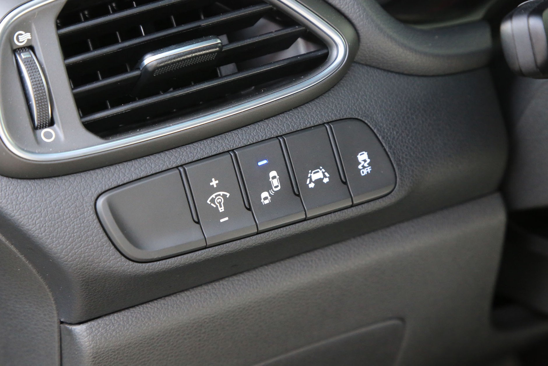 Hyundai i30 Fastback 1.4 T-GDI DCT - kompakt z ambicjami do klasy premium