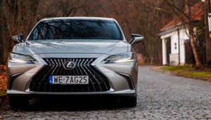 Ten Lexus kosztuje tyle, co Toyota. Jest luksusowy i oszczędny. Patrzymy czy warto