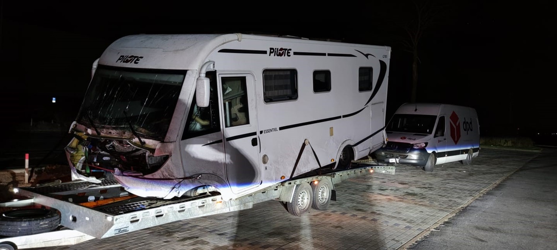 Renault Master ciągnący zestaw o długości 28 metrów