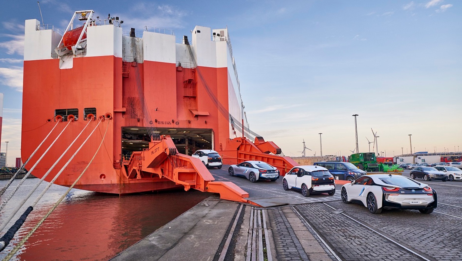 Samochodowiec transportujący pojazdy firmy BMW