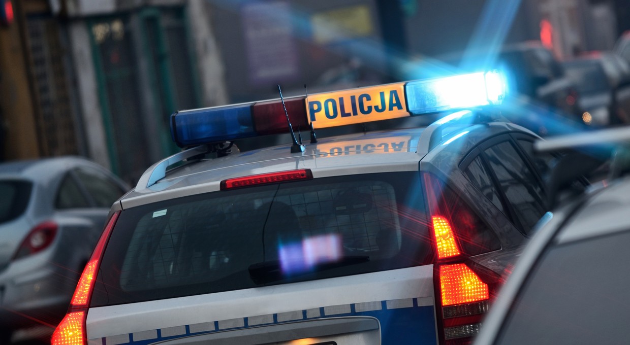 Pieszy na chodniku musiał uciekać przed autem. Opublikowano nagranie