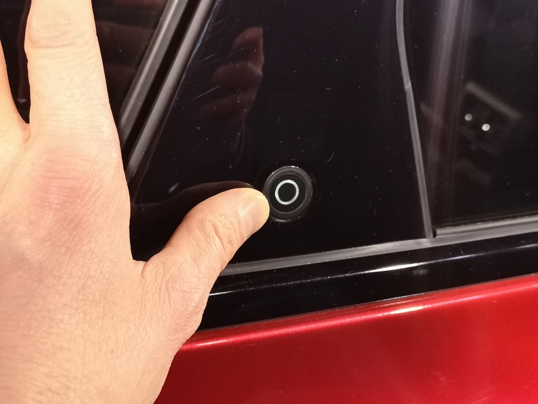 Ford Mustang Mach-E: klamka tylnych drwi, a właściwie brak klamki – po naciśnięciu przycisku drzwi uchylają się