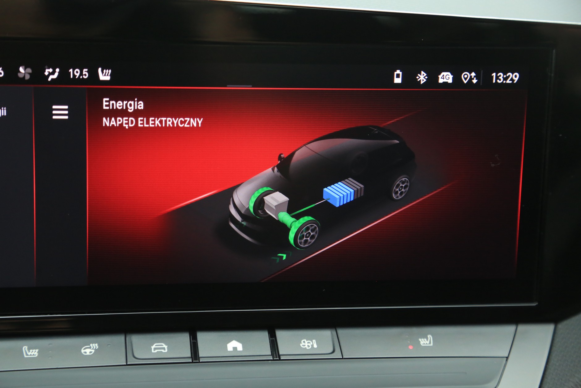 Akumulator trakcyjny Astry możemy ładować na kilka sposobów.  Najczęstszy to wykorzystanie rekuperacji, czyli odzysku energii kinetycznej auta. Do wyboru są dwa stopnie: podstawowy i mocniejszy (tryb B). By efektywnie odzyskiwać energię, wystarczy wybrać tryb B i odpowiednio wcześniej zdejmować nogę z gazu. Tym sposobem podładujemy szybciej akumulator, choć zasięg na prądzie będzie wynosić tylko kilka kilometrów.