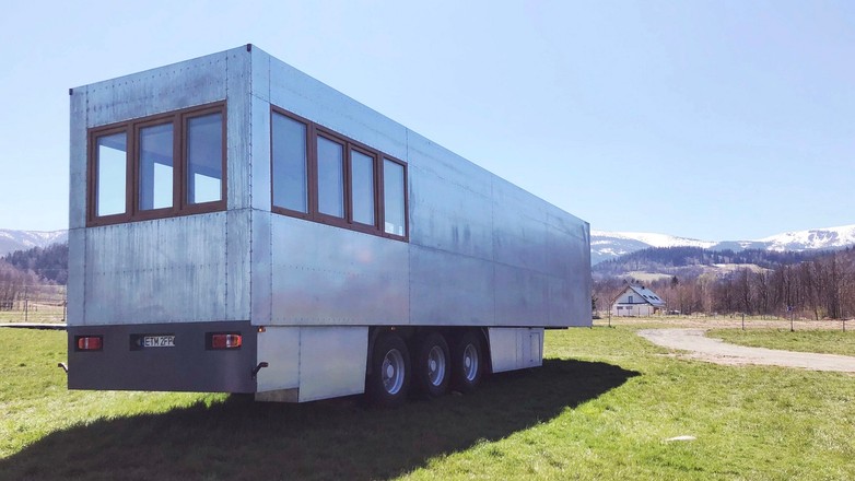 Hotel mobilny w dawnej chłodni