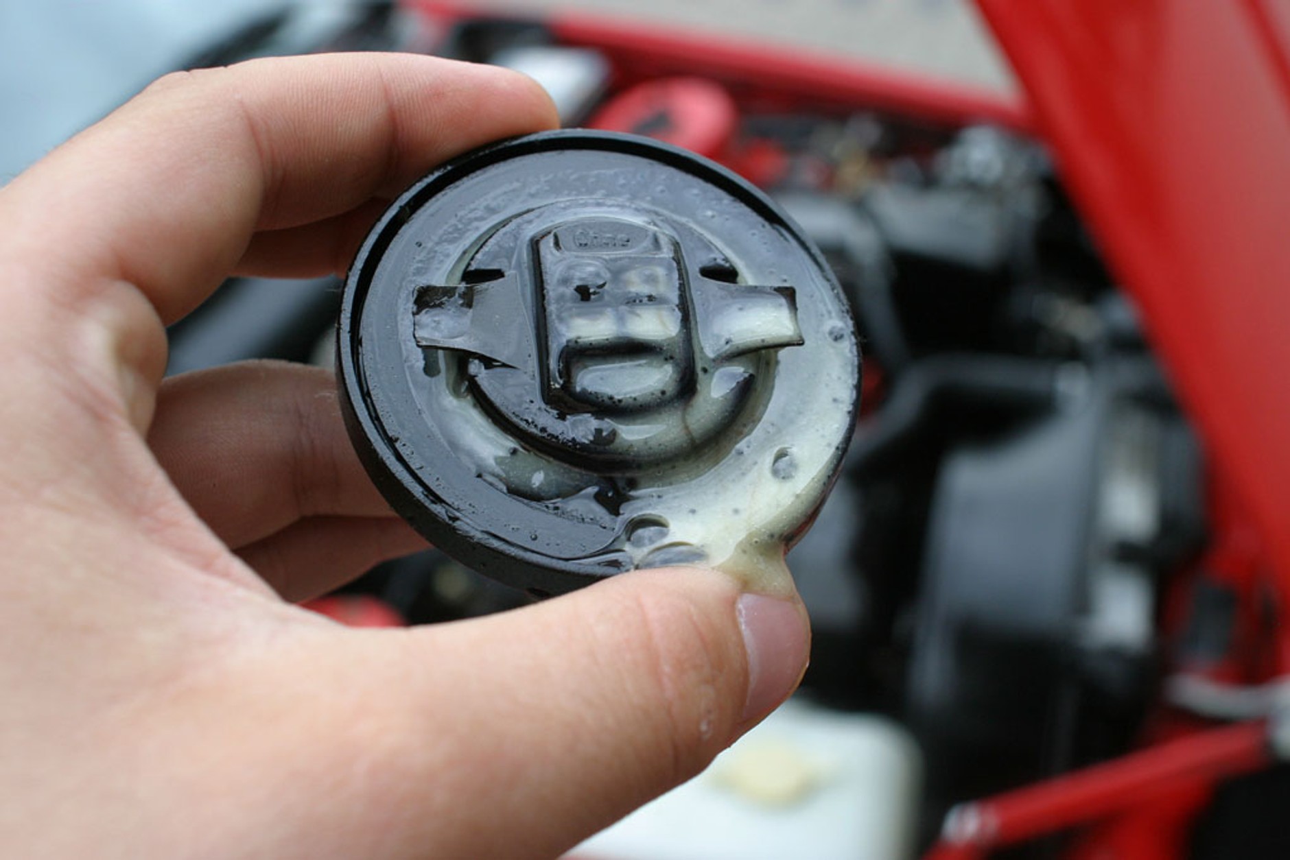 Czym grozi jazda z niewłaściwym poziomem oleju?