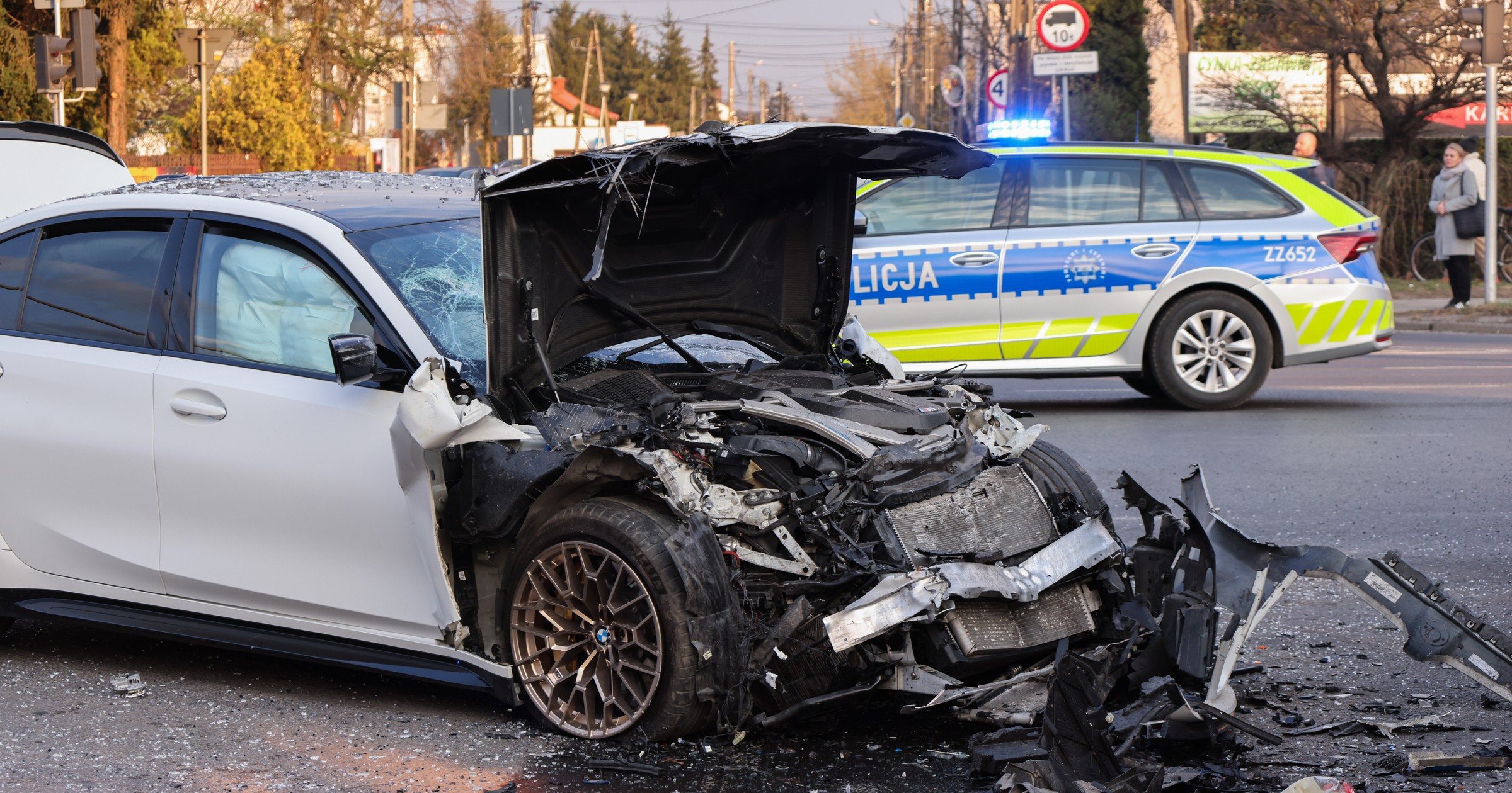 Zderzenie auta osobowego z autobusem w podwarszawskich Markach to jeden z ponad stu wypadków, do których doszło w ostatnich dniach w Polsce. 