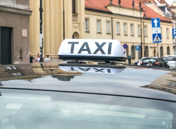 Taksówkarz otrzymał podejrzane zlecenie. Razem z policją przechytrzył oszustów