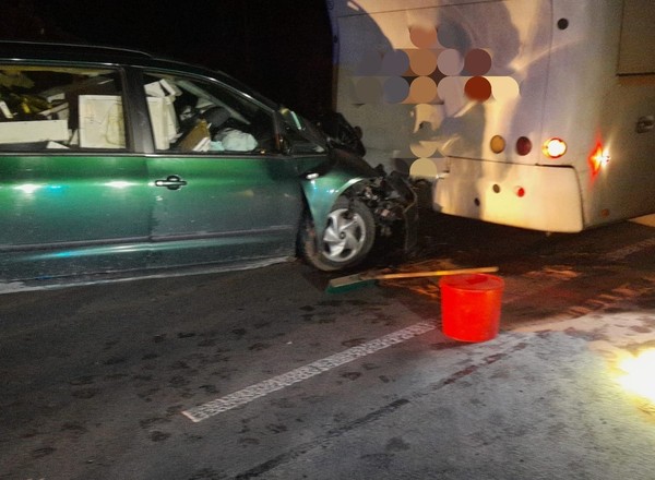 Policjanci ratowali kierowcę, walcząc z pszczołami, które przewoził w aucie
