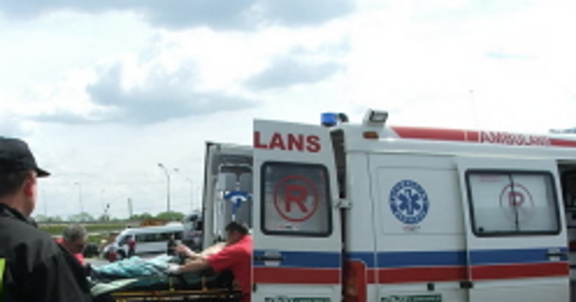 Policjant wyciągnął mężczyznę z płonącego auta