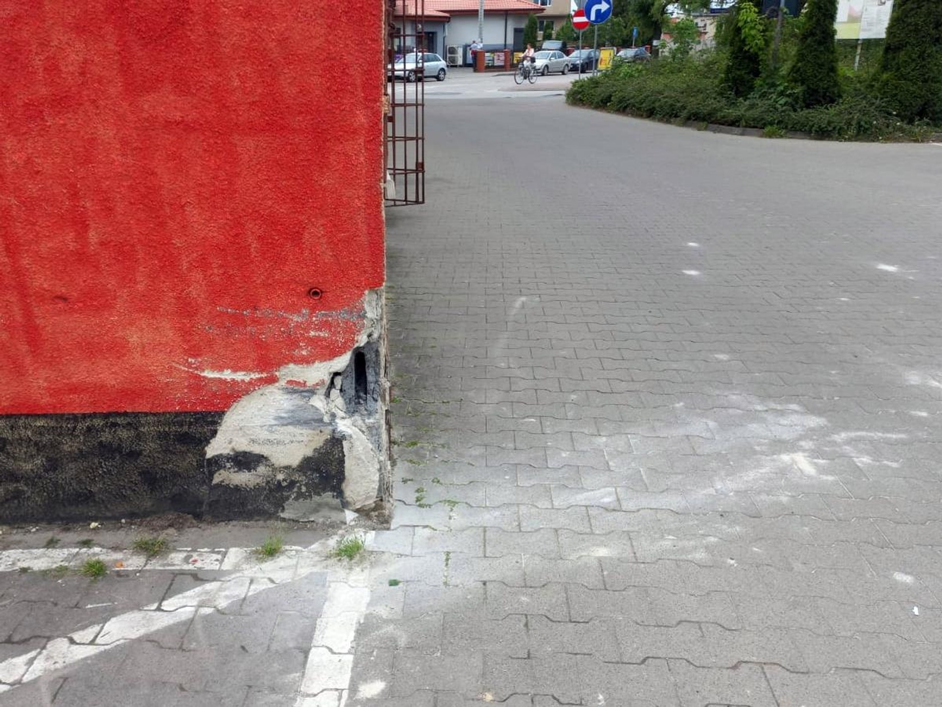 Kierowca BMW uderzył w ścianę