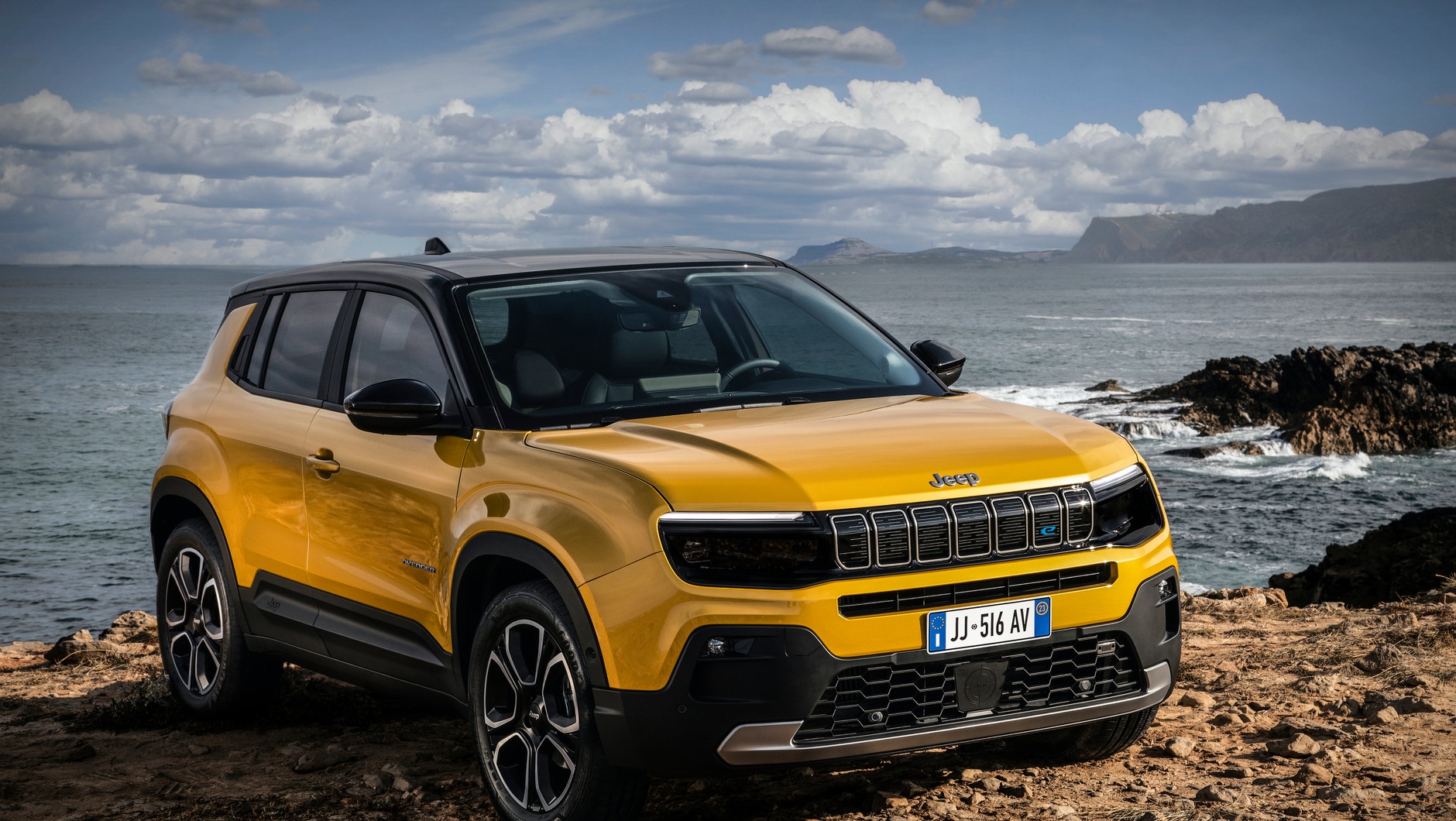 Avenger ma zaledwie 4,08 m długości, czyli jest o 16 cm krótszy od modelu Renegade. Poszerzone błotniki to kolejny klasyczny element stylistyki Jeepa.