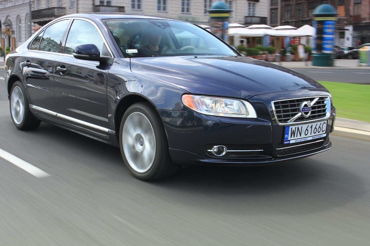 Mechanicy bez trudu wybrali lepszego w pojedynku Volvo S80 i Mercedesa klasy E