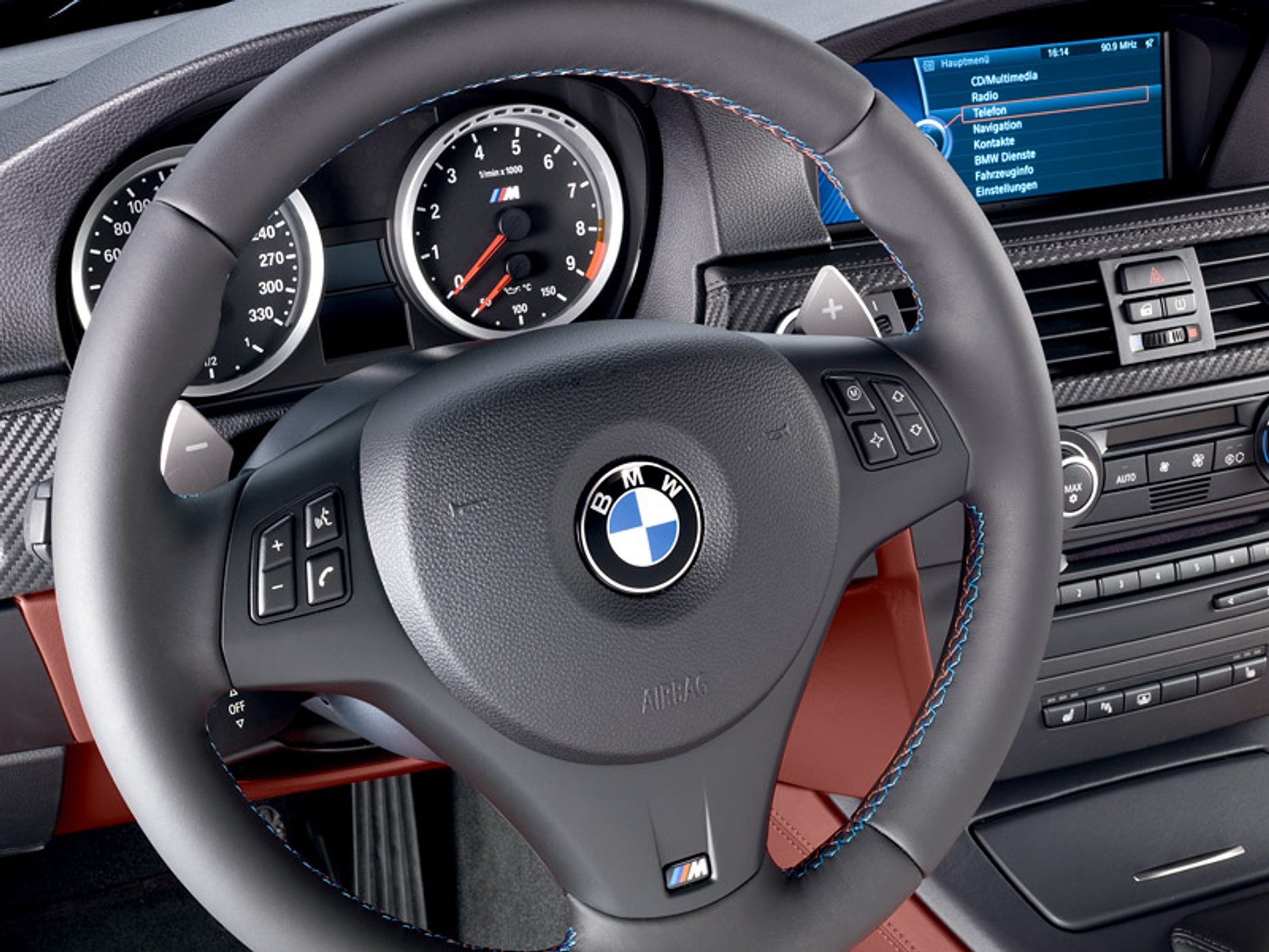 BMW M3 model 2009: zmiany wewnątrz i nowy tył