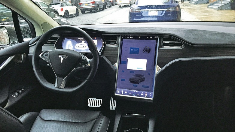 Tesla Model X - skrzydalty ekoanioł