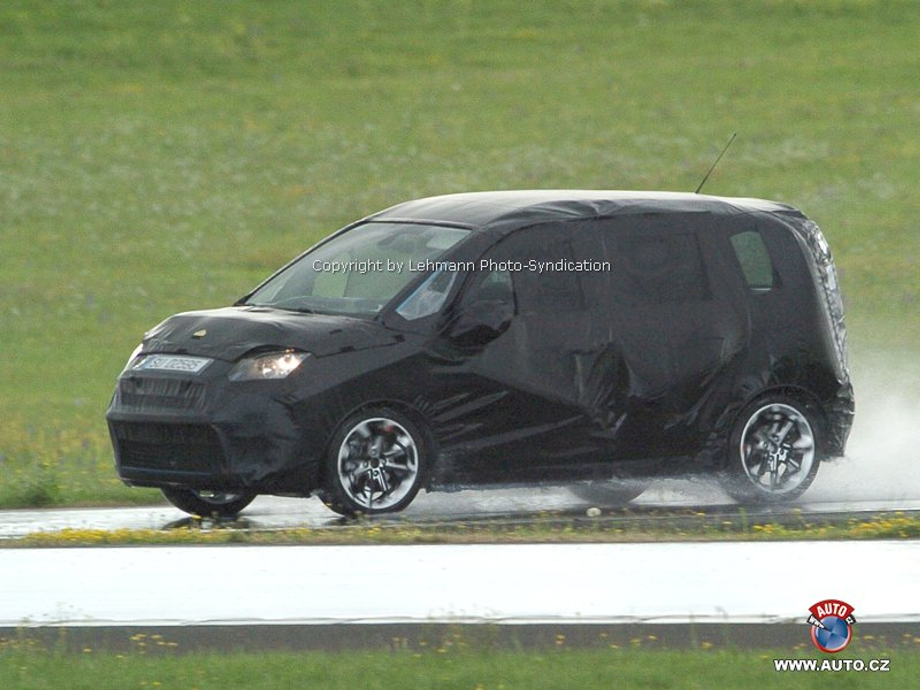 Zdjęcia szpiegowskie: Citroen wyśle do klasy mini-MPV swój C3 StreetLounge