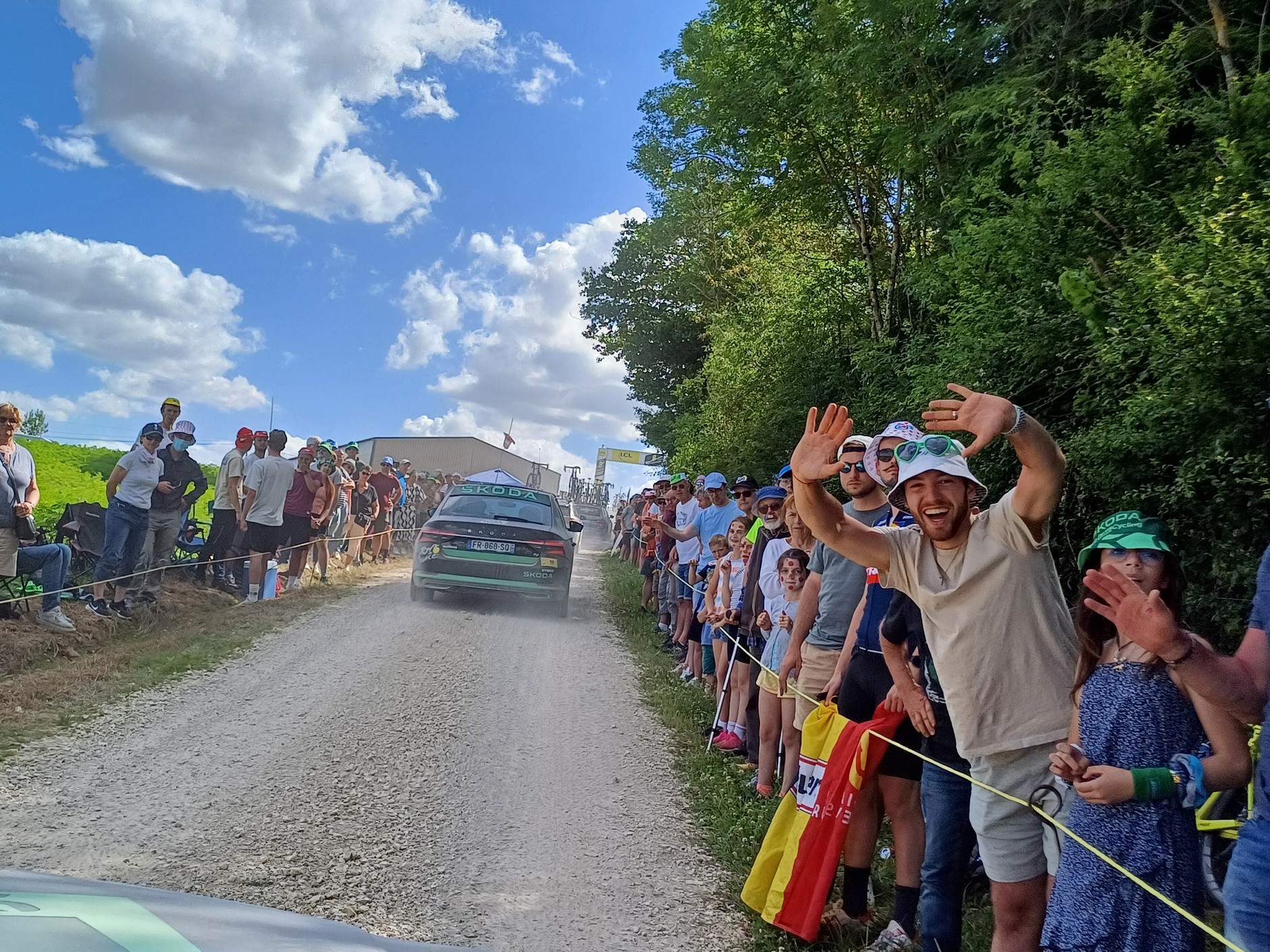 Kibice na trasie szaleją nawet na widok samochodów prasowych