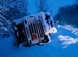 Pijany obcokrajowiec wywrócił cysternę z paliwem. Służby mają poważny problem