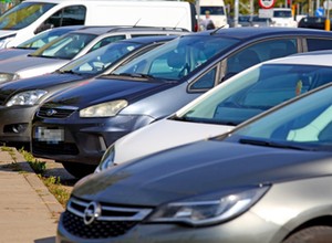 Nie każdy może zaparkować na chodniku. Polacy zapominają o tym zapisie