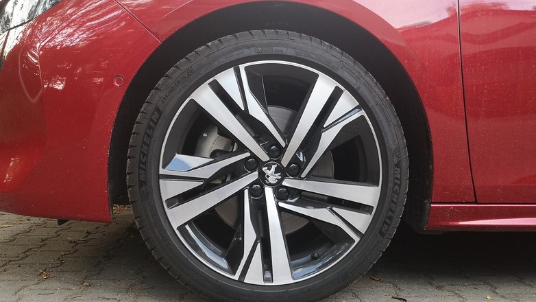 Rozmiar oraz osiągi opony muszą być dopasowane i do felg, i do samochodu. Nie ma przy tym sensu kupowanie opony o np. wyższym niż zalecany indeksie prędkości