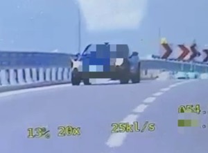 Celowo jechał pod prąd na węźle. Trafił na policyjny radiowóz