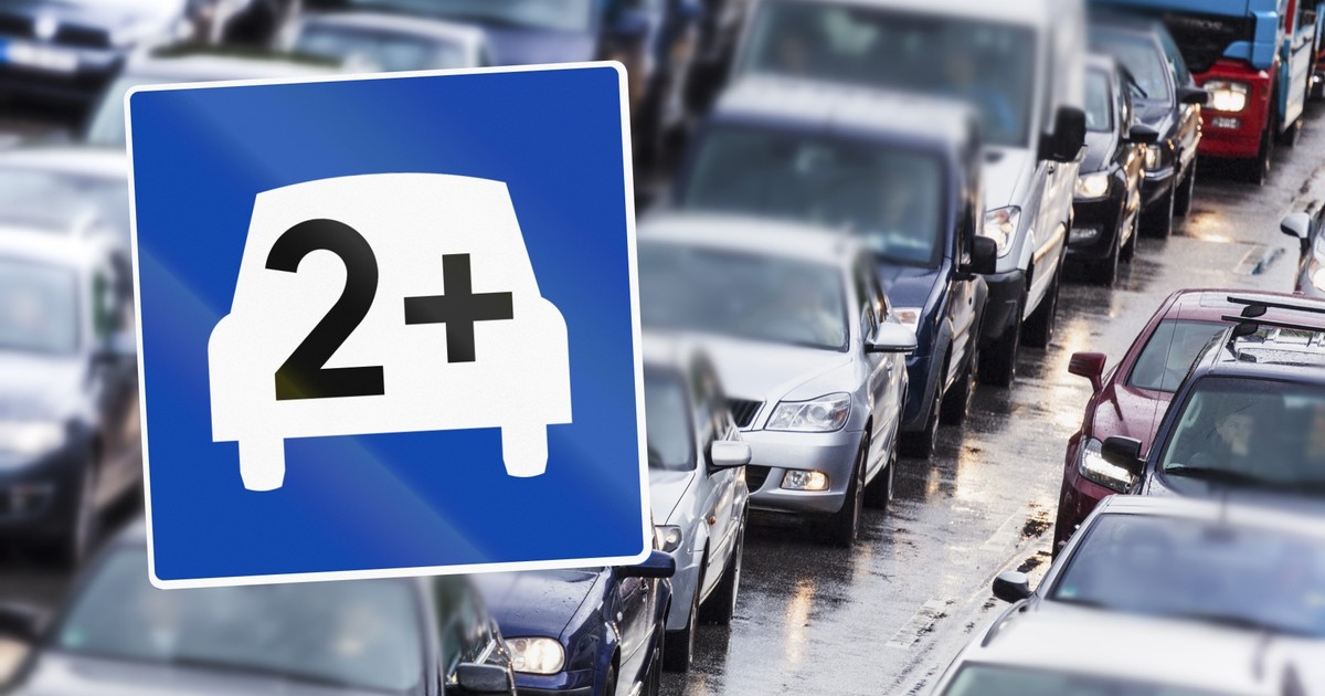Znak drogowy z samochodem, plusem i cyfrą. Warto wiedzieć, co oznacza