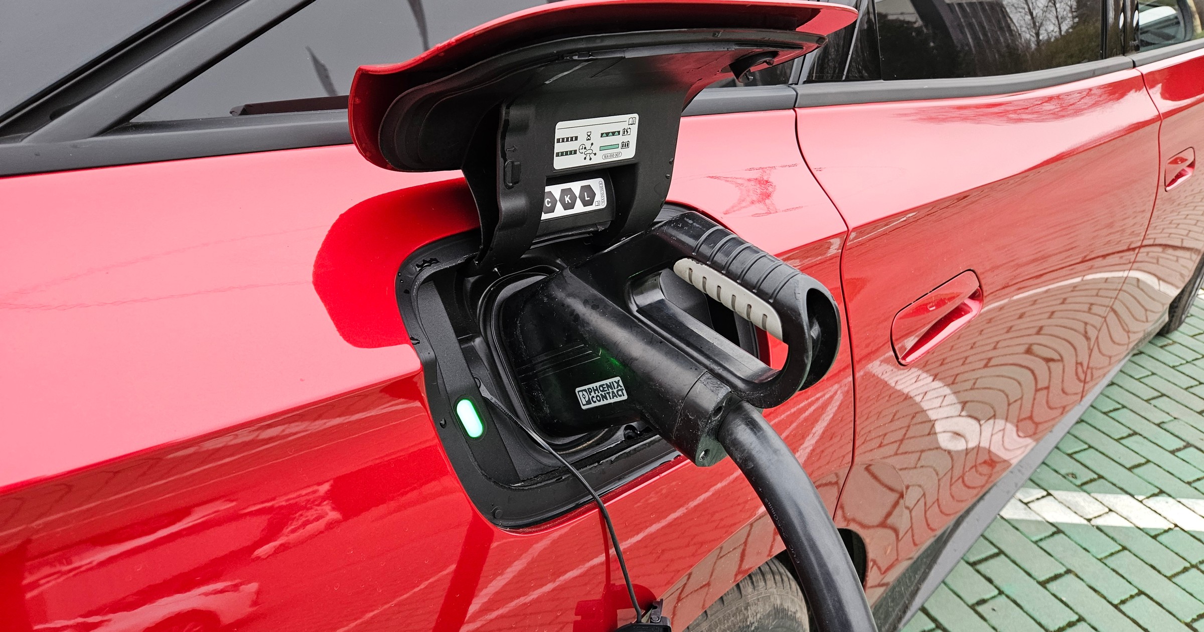 Ładowanie auta elektrycznego: różnice w cenach między operatorami wciąż szokują