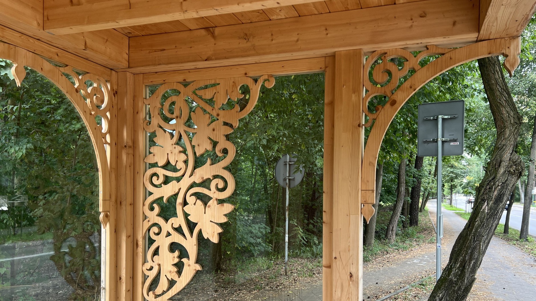 Przystanek autobusowy w Otwocku w stylu świdermajer (województwo mazowieckie)